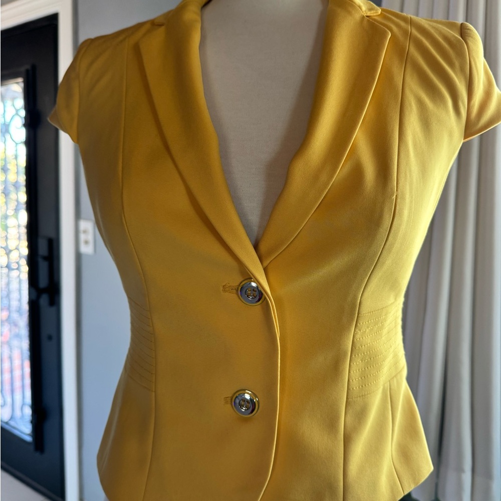 New York and COMPANY yellow fitted blazer